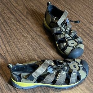 KEEN Newport H2 Sandals Waterproof Youth 4 Women’s 6 Black Olive Green Adventure